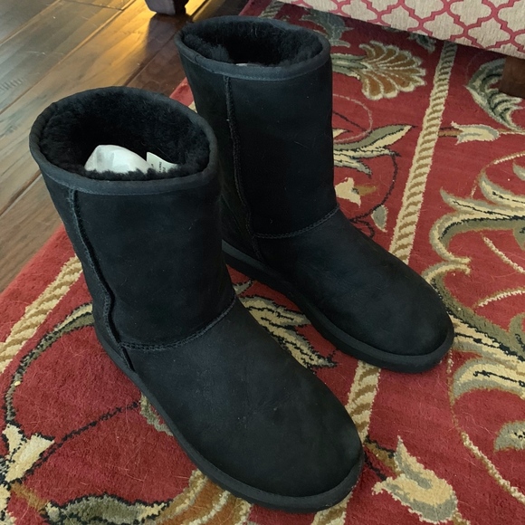 UGG Shoes - UGG CLASSIC SHORT BOOT